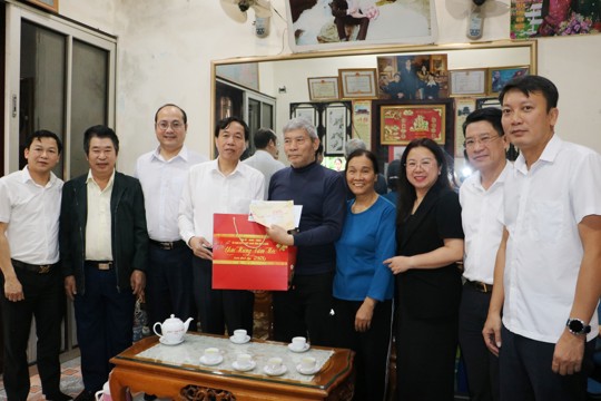 VPUB - Chủ tịch UBND tỉnh Lê Văn Lương thăm, chúc Tết các gia đình chính sách trên địa bàn phường Điện Biên Phủ