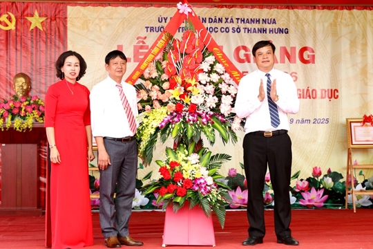 VPUB - Phó Chủ tịch UBND tỉnh Lò Văn Cương dự lễ khai giảng tại Trường THCS Thanh Hưng 
