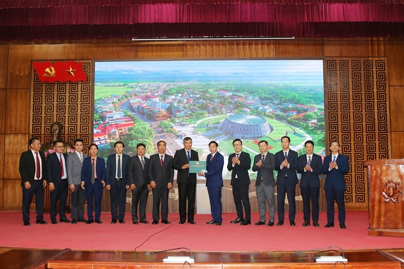 VPUB – Phó Bí thư Tỉnh ủy, Chủ tịch UBND tỉnh Lê Văn Lương tiếp xã giao Đoàn đại biểu hai tỉnh Bắc Lào
