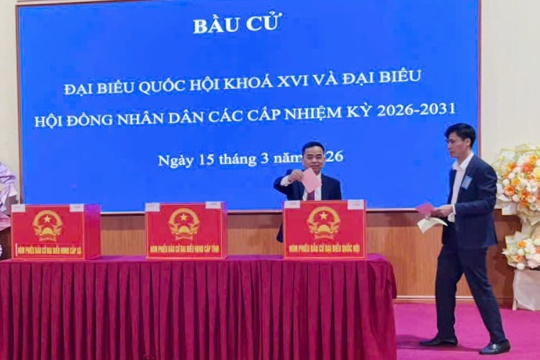 VPUB - Phó Chủ tịch UBND tỉnh Nguyễn Văn Đoạt tham gia bỏ phiếu tại xã Mường Chà